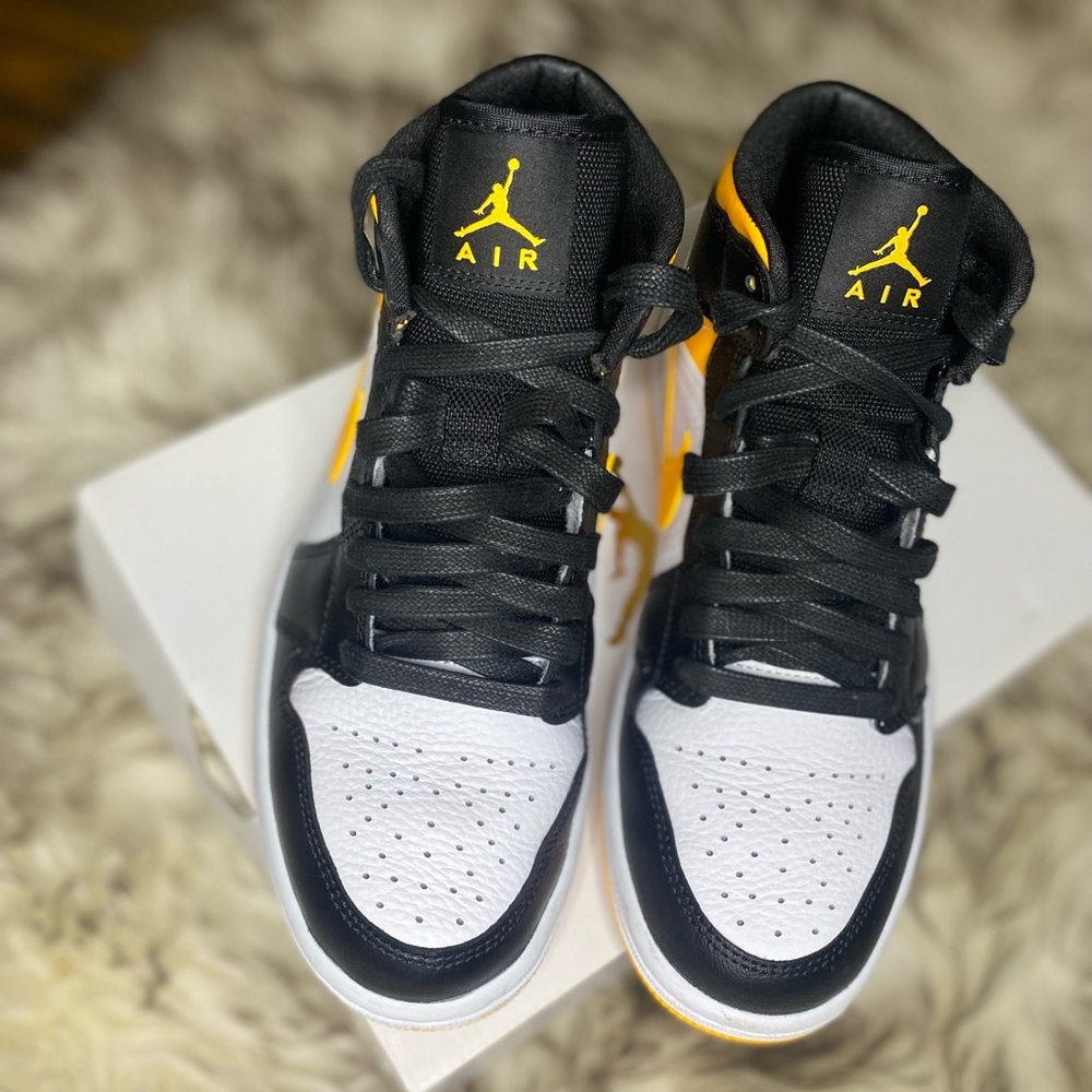 Air Jordan 1 Mid SE NIKE US7 Women’s EUR38 white laser orange black sneaker